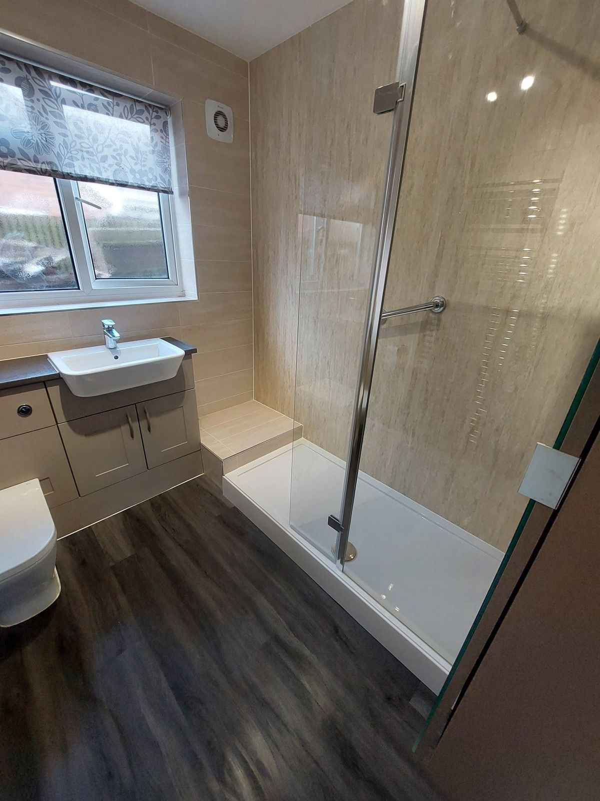 Walk-in shower, wood-effect floor